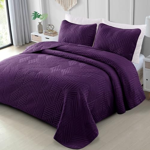 Exclusivo Mezcla California King Quilt Bedding Set, Lightweight Deep Purple Oversized King Bedspreads Soft Modern Geometric Coverlet Set for All Seasons (1 Quilt and 2 Pillow Shams)