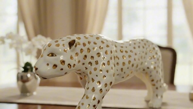 Escultura decorativa de leopardo caminando 8" blanco y dorado miniatura 7