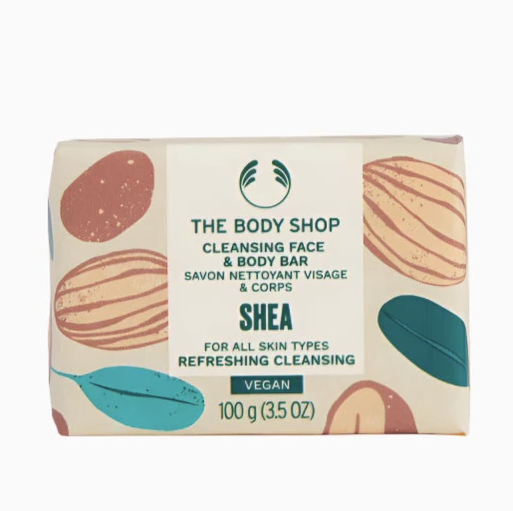 The Body Shop Coffret cadeau au karité - Ensemble de soins pour peau sèche - Crème douche, beurre corporel, baume pour les mains, savon et fleur de ramie - Cosmétiques naturels végétaliens