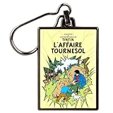 Ce porte-clés en métal inaltérable, léger et résistant apportera une touche d’amusement et d’aventure à votre quotidien. Joindre l’utile à l’agréable et craquer pour un porte-clés sur le thème des couvertures d’albums Tintin !! Les Aventures de Tintin: L'affaire Tournesol.