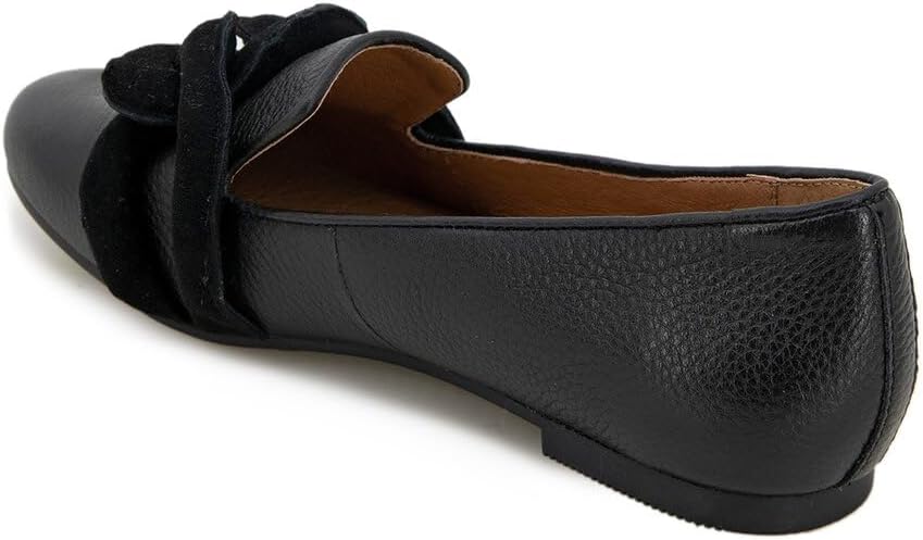 Gentle Souls by Kenneth Cole Women's Women's Eugene Chain Loafer Flat, Black, 8.5