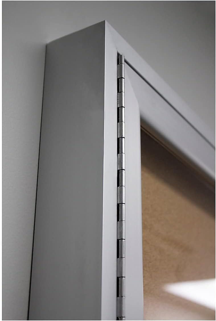 Ghent 91 cm x 91 cm 1-drzwiowa satynowa aluminiowa rama zamknięta tablica ogłoszeniowa, naturalny korek, wyprodukowano w USA