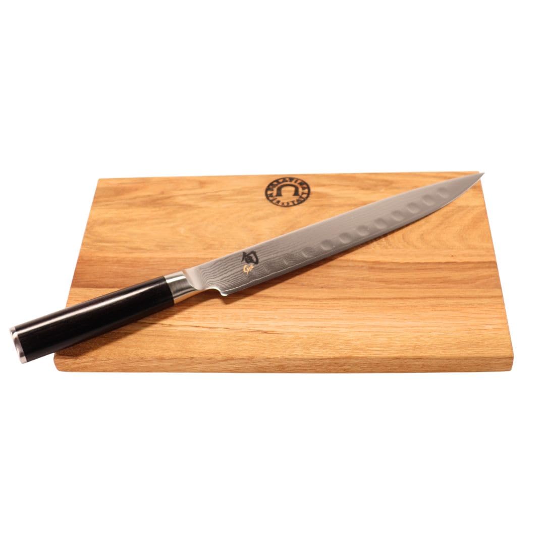 KAI DM-0720 Shun Schinkenmesser 23 cm mit Kullenschliff + Eichenholzbrett 30x20 cm – Damaszenerstahl 32 Lagen – VG MAX Stahl 61 HRC – Klingenschonend & robust – Geschenkset für Profiköche