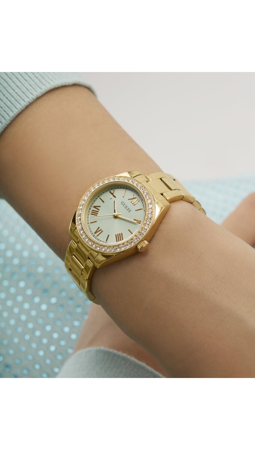 GUESS Damen Armbanduhr MINI Luna mit Zirkonia, goldfarbenes Edelstahlarmband, Mineral Glas, türkisfarbenes Ziffernblatt, 3 Bar, Gehäusedurchmesser: 30 mm, GW0841L5