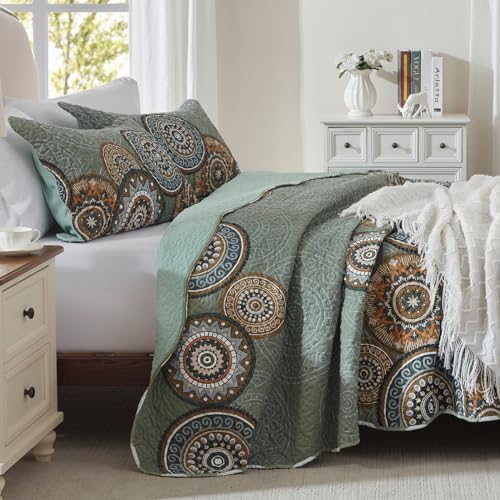 LEAONME 3 Pieces King Size Olive Green Quilt Set Lightweight Oversized Bedspread 98''x106'' Soft Microfiber Floral Coverlet Luxurious Warm Bed Cover for All Seasons (1 Quilt, 2 Pillow Shams)