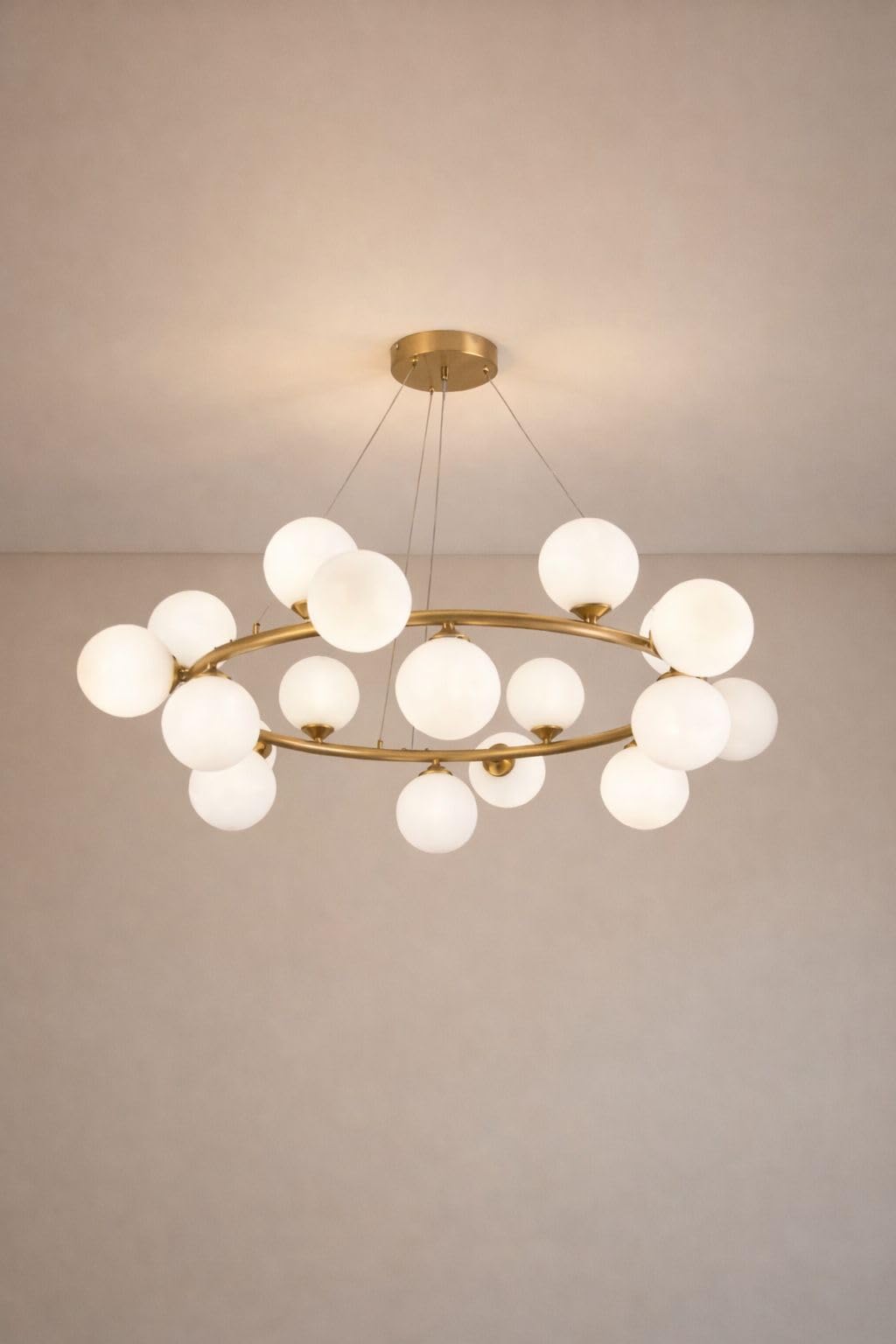 Lampadario a Sospensione Moderno 18 Luci G9, Design con Sfere in Vetro Opalino, Struttura Oro, Lampadario Elegante per Soggiorno Sala da Pranzo Camera, Stile Nordico – LP-56