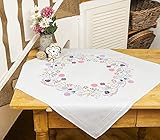 Dieses Stickset enthält das komplette Material: eine exakt vorgedruckte Tischdecke, eine detaillierte, mit farbiger Grafik dargestellte Stickanleitung, farblich vorsortiertes ausreichendes Stickgarn und eine für das Garn und die Sticktechnik passende Sticknadel