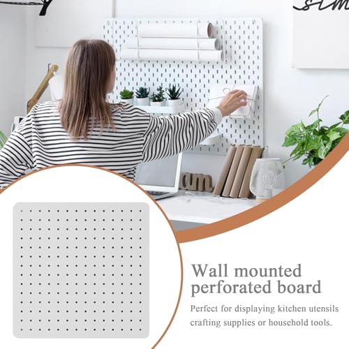 Panneau perforé pegboard pour libérer l'espace de votre bureau