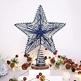 Nuestro adorno de estrella de árbol funciona con batería, no está enchufado. La copa del árbol mide aproximadamente 25 cm / 10 pulgadas de arriba a abajo y 30 cm / 11,8 pulgadas de ancho, este tamaño es adecuado para árboles de Navidad de más de 2,1 m / 6,9 pies. Equipado con una caja de baterías sólida con interruptor flexible (batería no incluida).