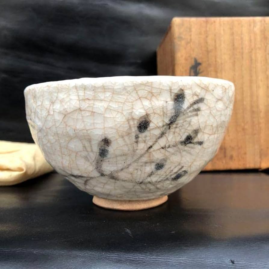美しい古美術◼️蔵から枝振りの見事な松が描かれた抹茶茶碗が出てきました。茶道具 Amazon.co.jp: 美しい古美術??蔵から枝振りの見事な松が描かれた