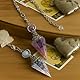 KAIYAYA 2 Stücke Pendulum Pendel Amethyst Kristall Edelstein Pendel Kristall Harz Pendel Ornamente mit Kette für Wahrsagen Hexerei Zeremonie Meditation Balancing (Lila+Blau)