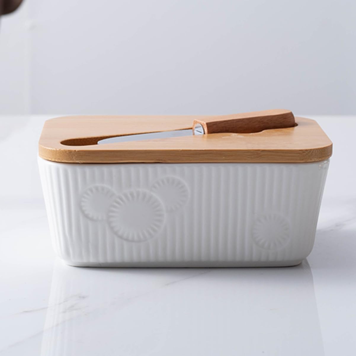Beurrier Relief Élégant avec Couvercle en Bambou en Céramique