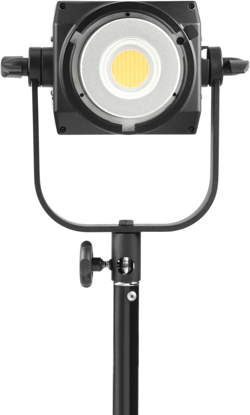 Nanlite FS-200B Bi-Color Studio Spotlight mounted on a light stand, viewscattata dal fronte.