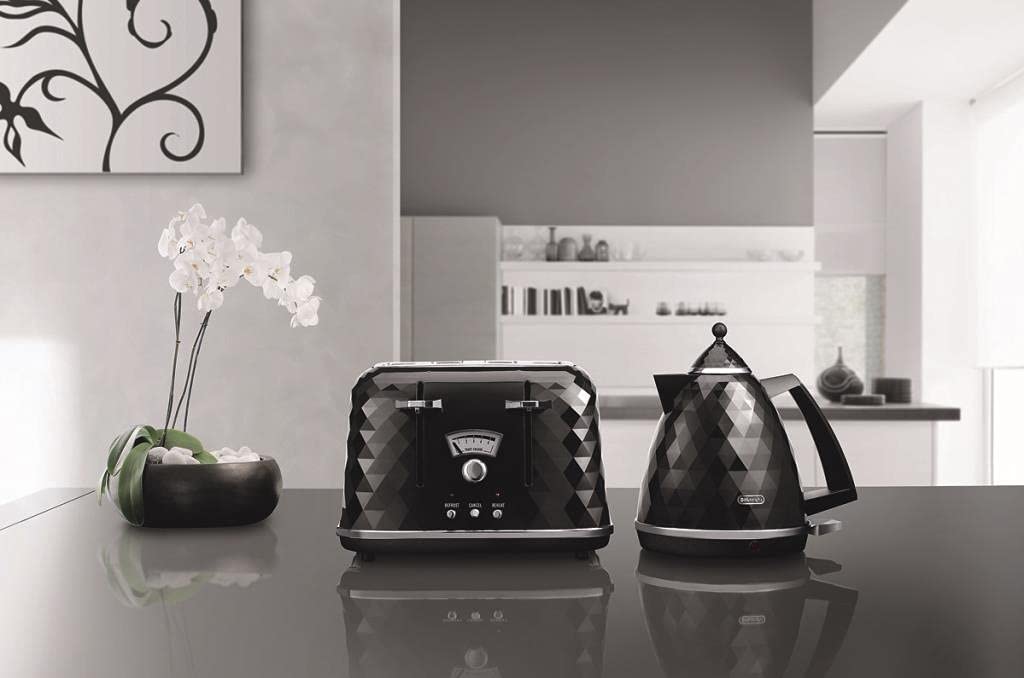 De'Longhi Brillante KBJ 2001.BK - Tetera eléctrica, 2000 W, 1.7 L, plástico, negro