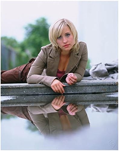 Amazon.com: Allison Mack 8x10 photo Smallville Riese Wilfred next to ...