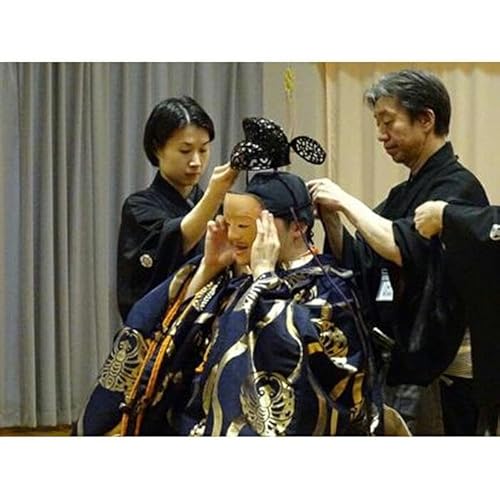 能楽師による能装束着附け&能舞台の上で写真撮影