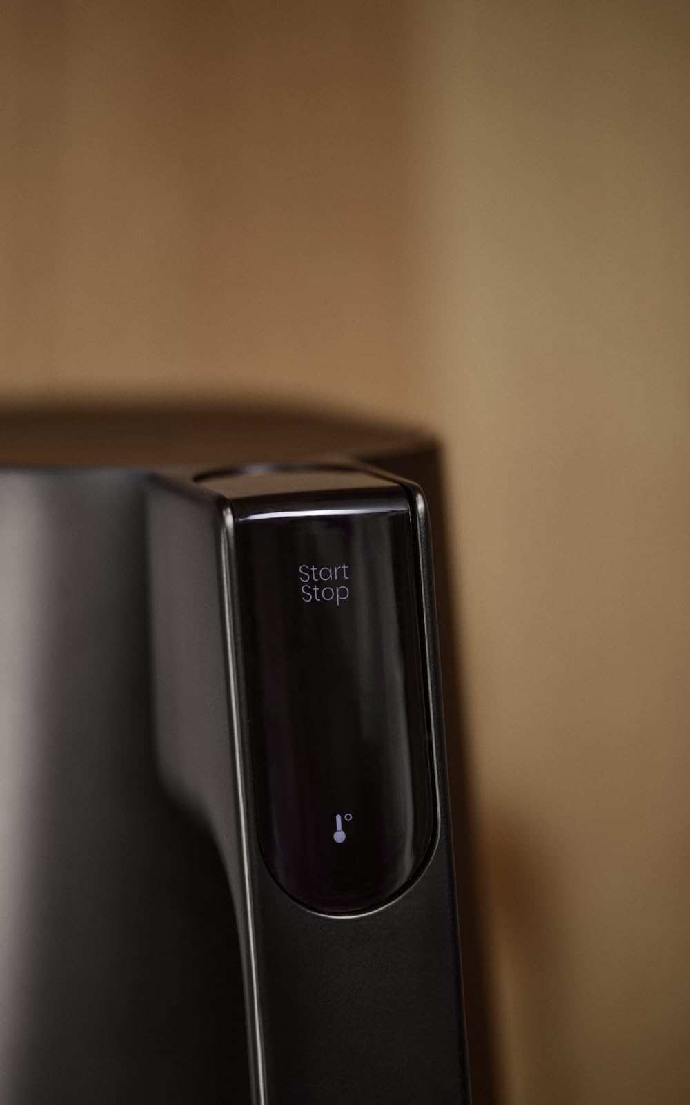 Jacob Jensen Elektrischer Wasserkocher mit Temperatureinstellung von 70°C bis 100°C, Warmhaltefunktion, Signalton, LED-Display mit Temperaturanzeige & Touch-Bedienung, BPA-Frei, 1,2 Liter, Schwarz