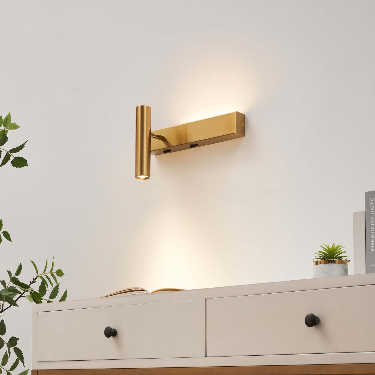 KOSILUM – Aplique de latón cabecera etiquetadora izquierda con interruptor – Lodvi – Izquierda – Luz blanca cálida – Iluminación salón dormitorio cocina pasillo – – 1718 lm – LED integrado – IP20