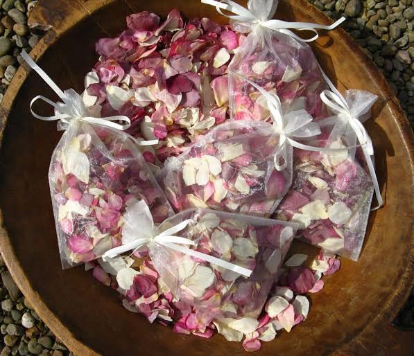 Pétales de rose séchées naturelles biodégradables pour confettis de mariage autorisés