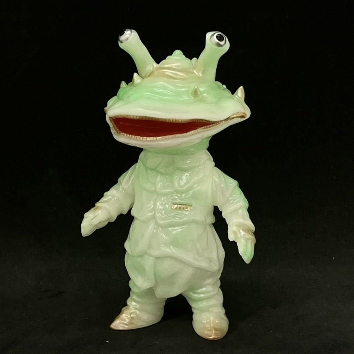 Amazon.co.jp: MAXTOY カネゴン GID 蓄光 One up.限定 金歯 Q ultra Q