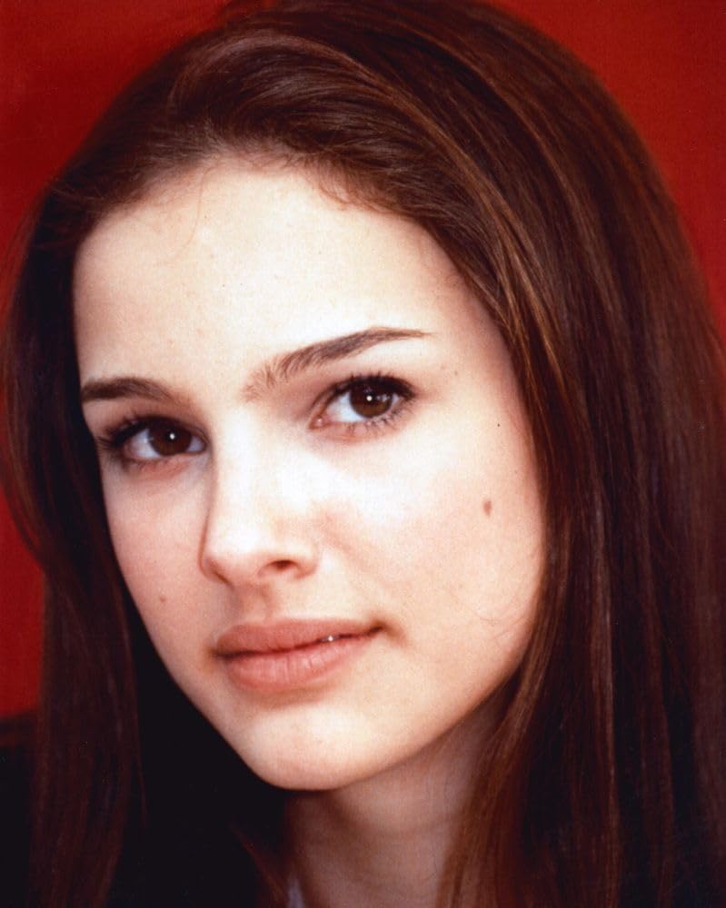 Amazon.com: Natalie Portman Headshot Red Background Photo Print (16 x 20) -  Item  PIC00426: Posters & Prints