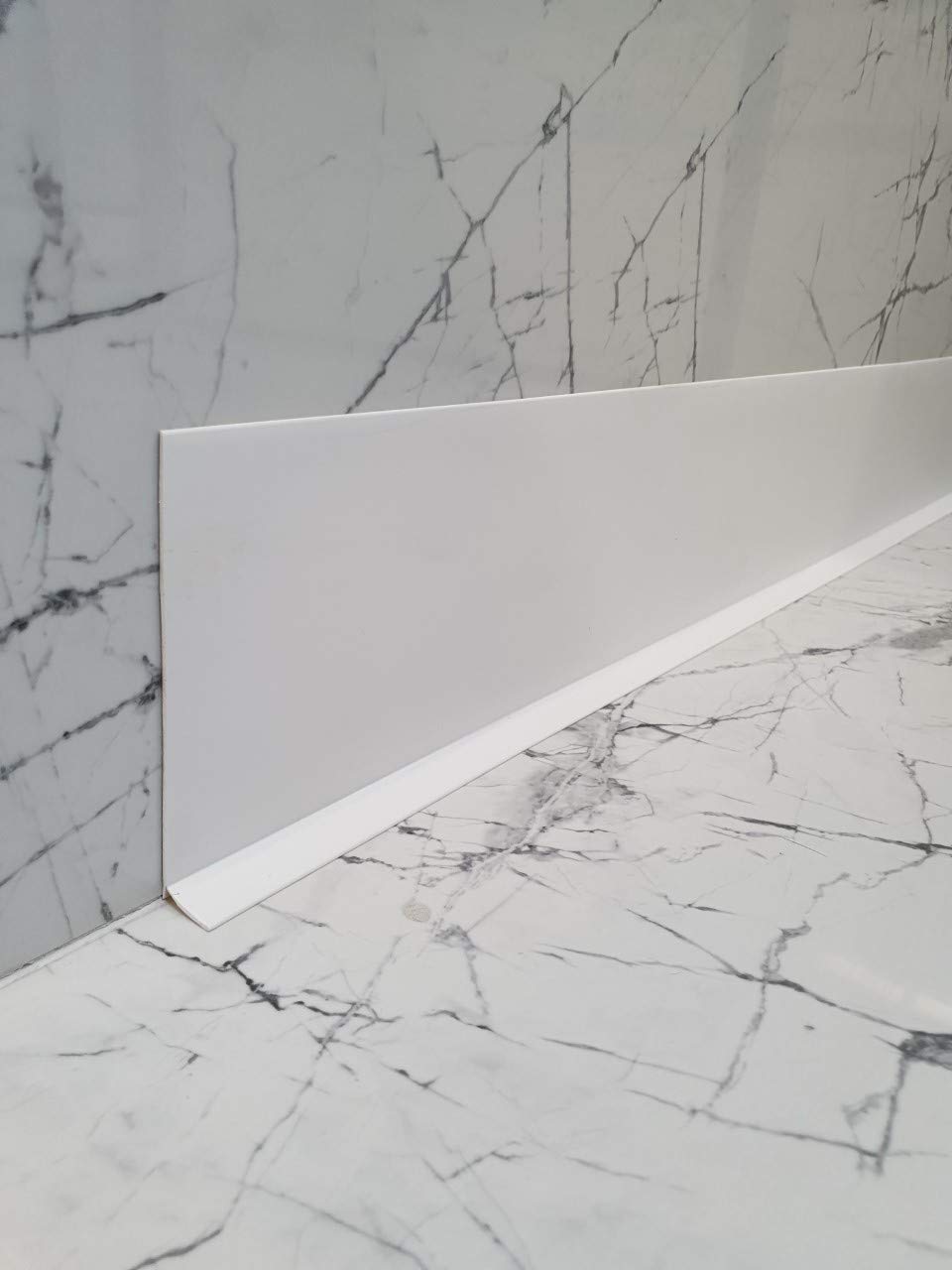 Rodapié suave de PVC adhesivo seco profesional de alta calidad de MadeInNature altura 50 mm, 70 mm o 100 mm Longitud a elegir (altura 100 mm x longitud 4 ml, blanco)