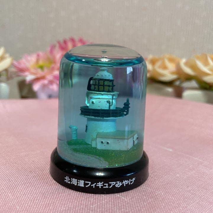 Amazon.co.jp: スノードーム北海道フィギュアみや・襟裳岬灯台レア
