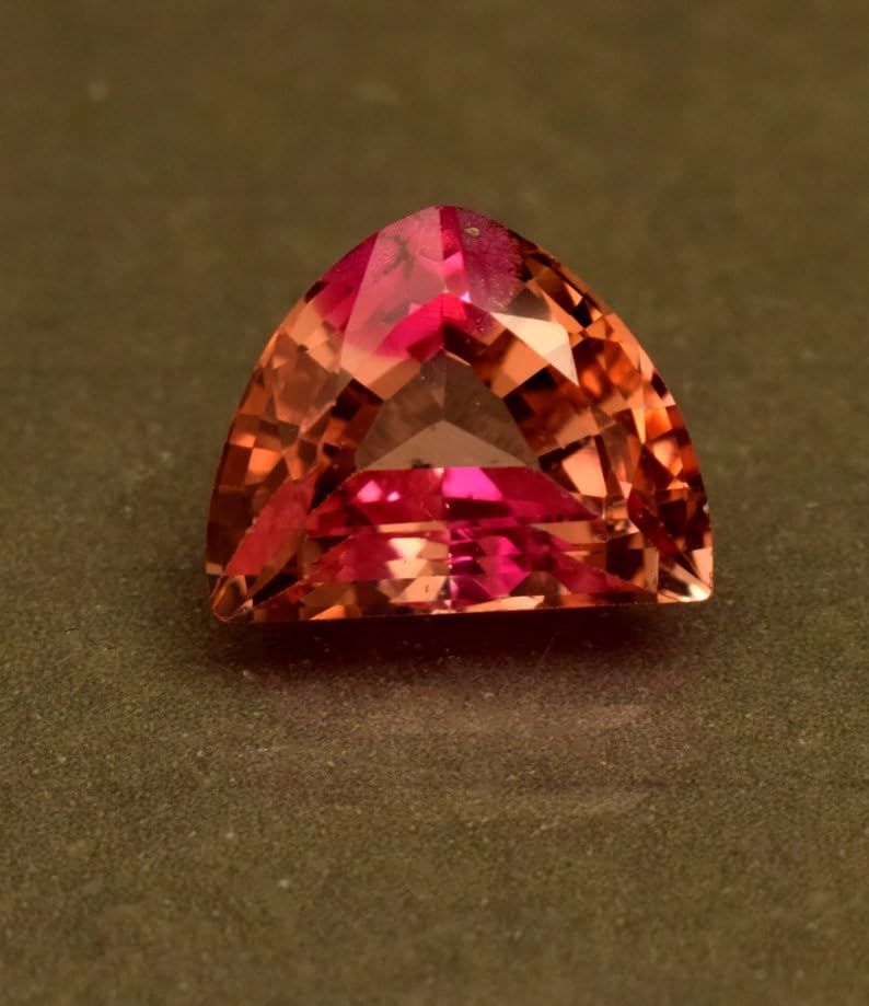 Saphir Padparadscha naturel taillé brillant, cadeau d'exception