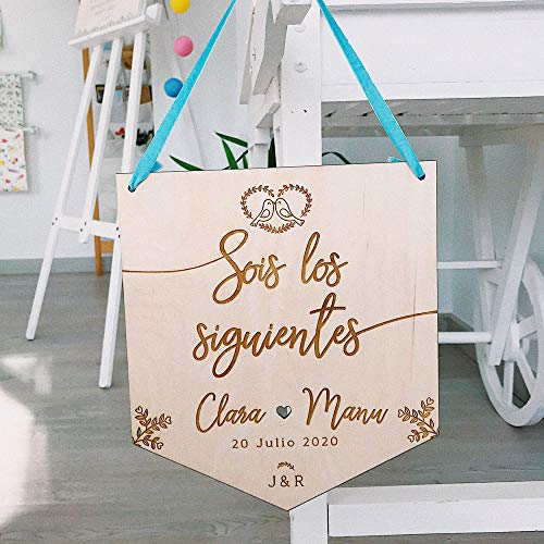 MONAMÍ - Cartel Personalizado para Boda de Sois los siguientes. Banderín Madera de Haya Grabado, Medida 22x25x0,3 cm con Nombres Personalizados. (Terciopelo Azul)