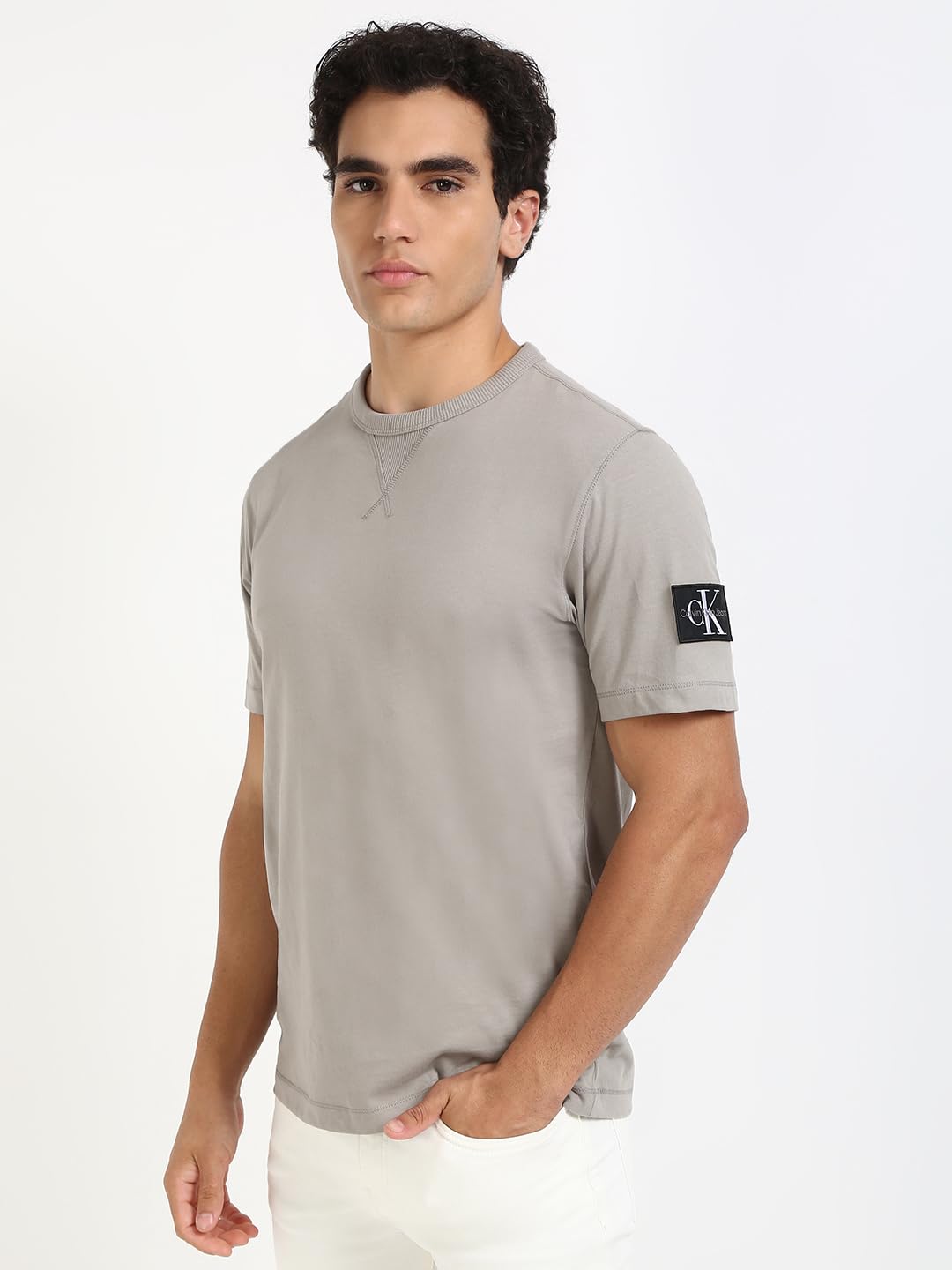 Calvin Klein Herren T-Shirt Kurzarm Regular Tee mit Logo-Badge, Grau (Rock Ridge), XS – Ansicht 3