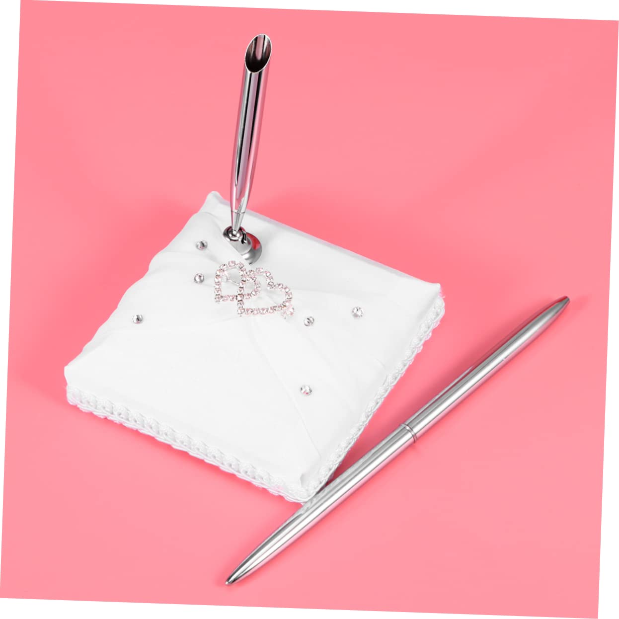 Alipis Satin Gästebuch zur Hochzeit mit 70 Seiten, Weiß, mit Silberstift | 1 Seite für Namen, 65 Seiten für Gästeeinträge, Kartenaufteilung für Familie und Begleitung