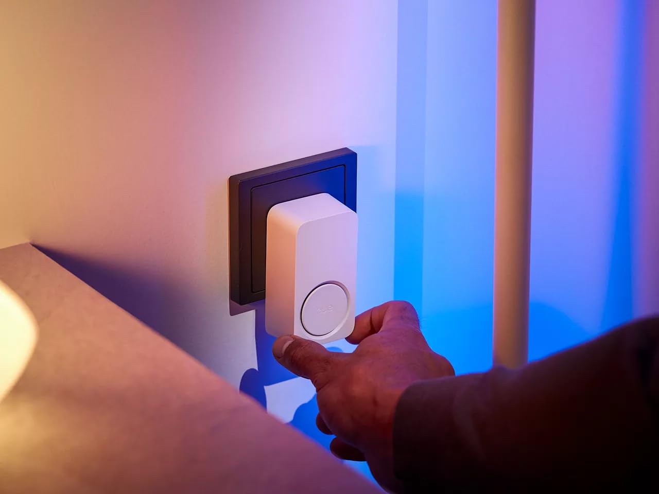 Philips Hue Secure Smart Chime, Campanello smart con notifiche in tempo reale e suoneria citofono supplementare, per videocamere Hue e prese standard, Campanello wireless con sensori movimento, bianco