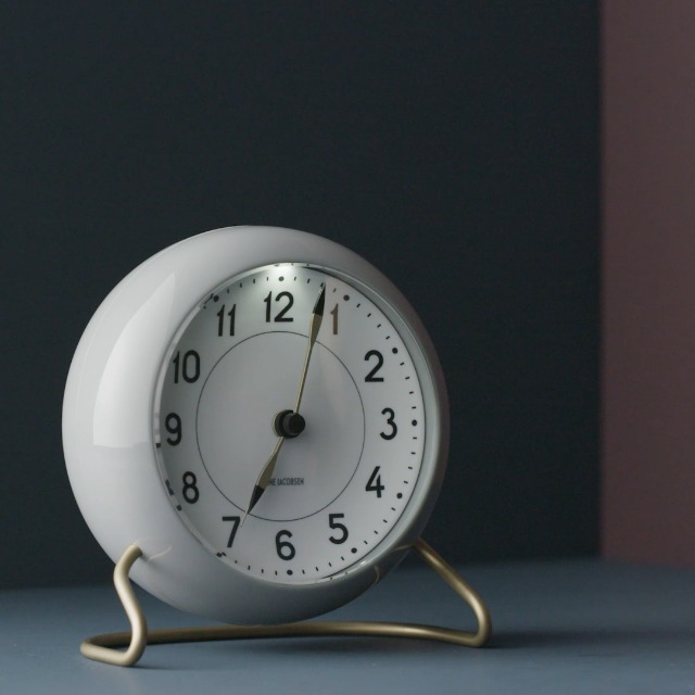 Amazon.co.jp: ARNE JACOBSEN 置き時計 目覚まし時計 11cm 北欧