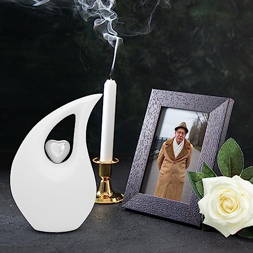 KEEPSAKE COMPANY Weiße, tropfenförmige, mittelgroße Urnen für menschliche Asche mit silbernem Herz (15,2 cm Höhe) – einzigartige mittelgroße Urne für Beerdigungen – kleine Haustierurne, weiß matt