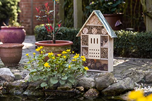 CULT at home Insektenhotel groß XXL stehend - mit Erdspieß - Insektenhaus Gesamthöhe 77 cm – Hummelhaus Wildbienenhaus Bienenhaus Marienkäferhaus Nistkasten und Deko für Garten und Balkon