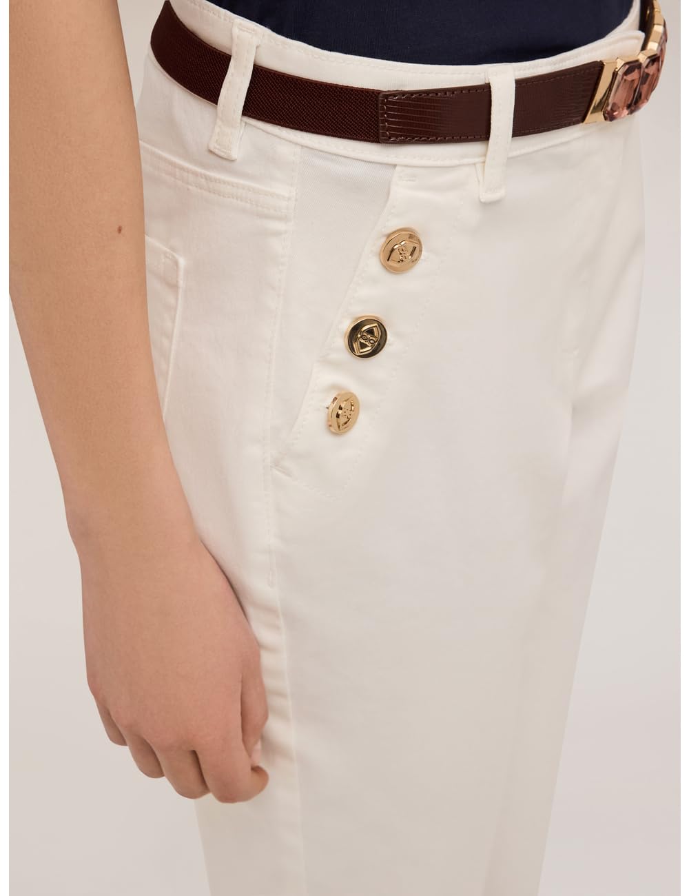 Motivi: Pantaloni Regular con Bottoni Metallici Stagione Primavera Estate 2025.