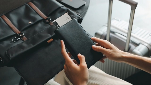 VULKIT Airtag, porta passaporto, 4 passaporti, 2 in 1, con blocco RFID