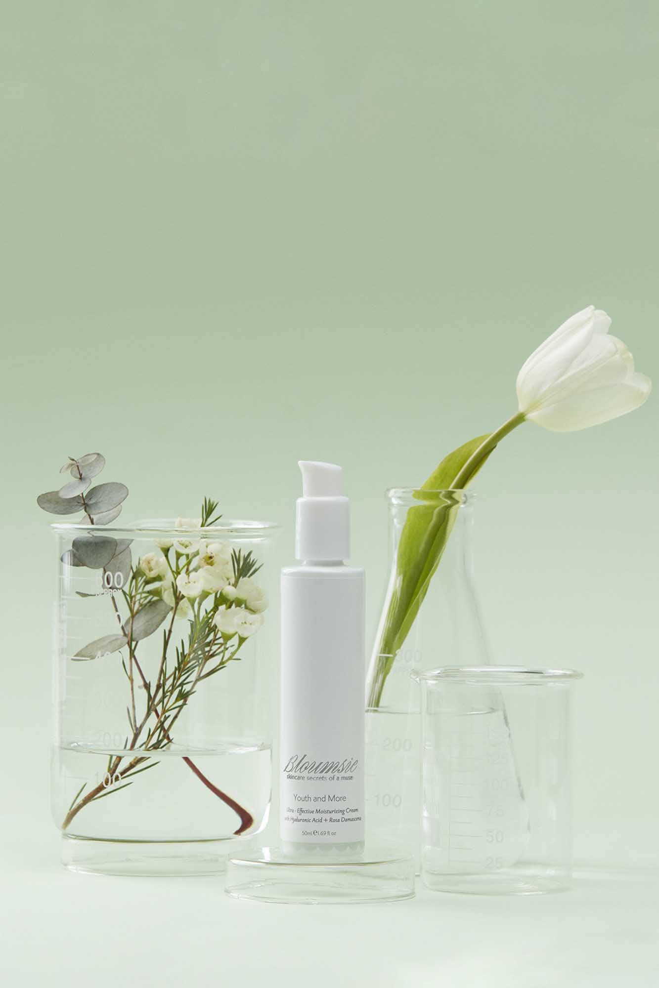 BLOUMSIE Youth And More Yaşlanma Karşıtı Ultra Nemlendirici Isparta Gülü ve Hyaluronic Acid İçeren Yüz Kremi 50 ml