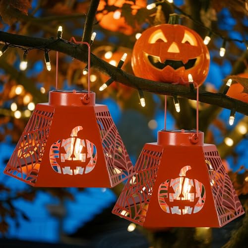 Lanterne d'Halloween citrouille illuminée sur le porche et dans le jardin