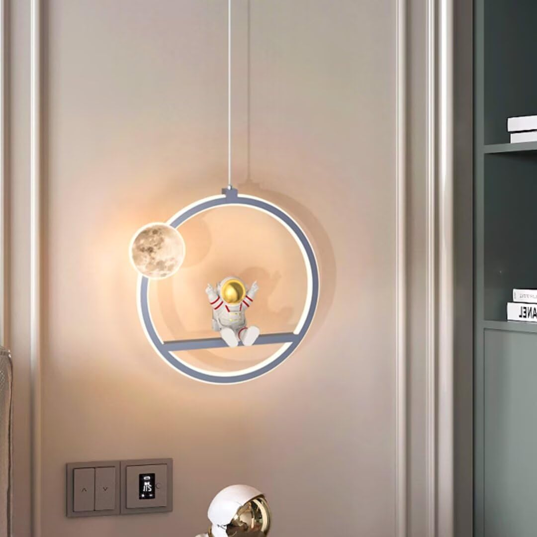 Lampe suspendue design astronaute lune, le cadeau idéal pour décorer une chambre