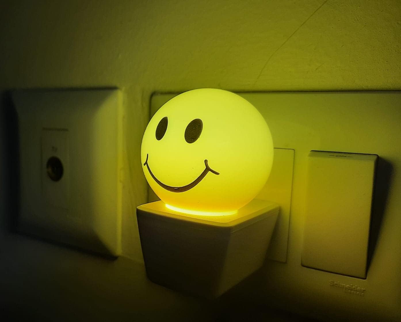 Plastic 0.5W Led Night Lamp with Smiley Face -Pack of 1 (Yellow)