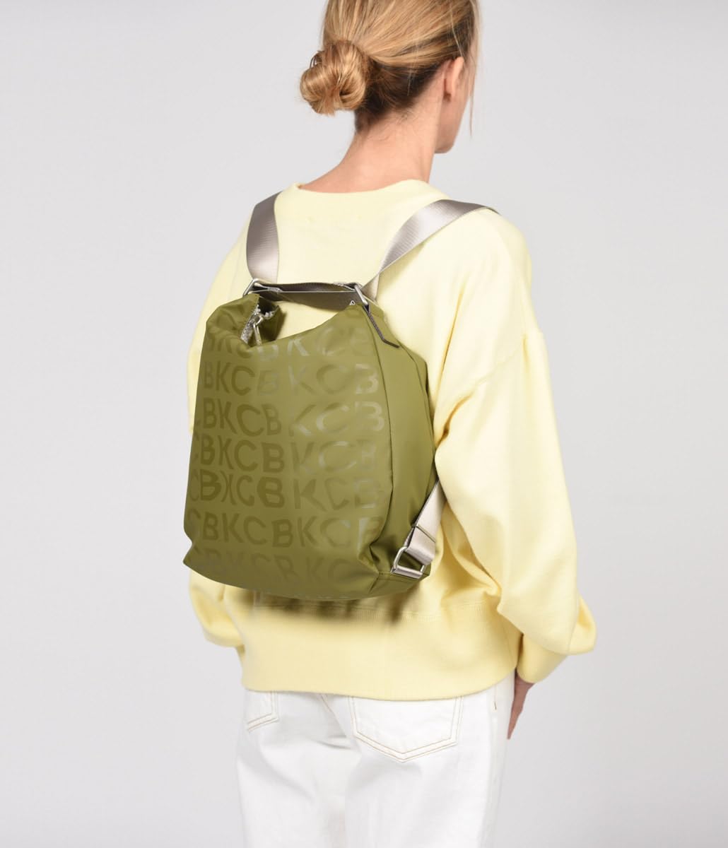 Bolso Mochila KCB Stamp | Versatilidad y Estilo | Diseño Convertible y Espacioso | Perfecto para el Día a Día | Asas Ajustables | 100% Vegano | Color Cereza