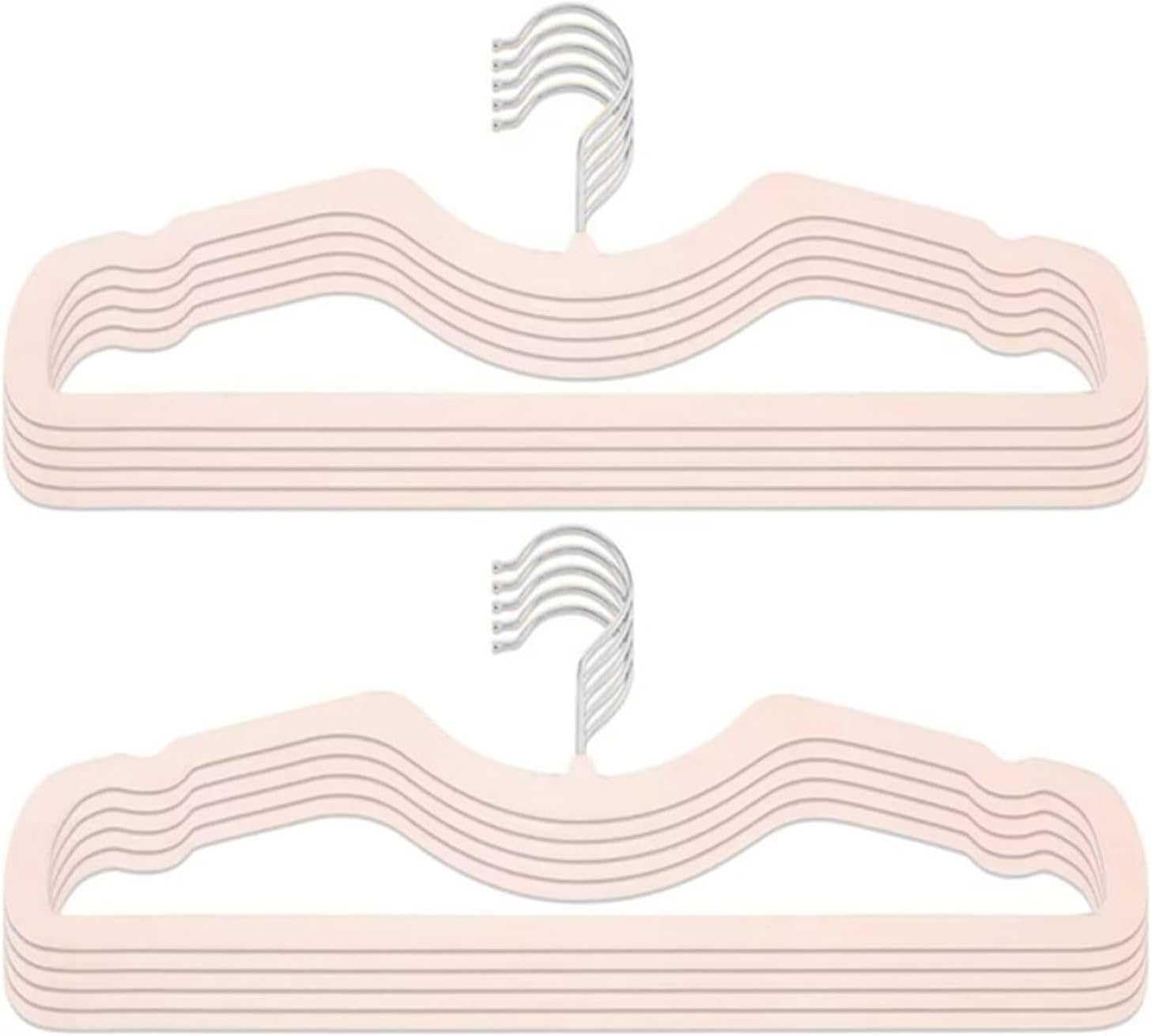 Paquete de 50 perchas de terciopelo de alta calidad, diseño ultra delgado con cuello corto, revestimiento de fieltro antideslizante para ahorrar espacio, gancho giratorio 360, color negro