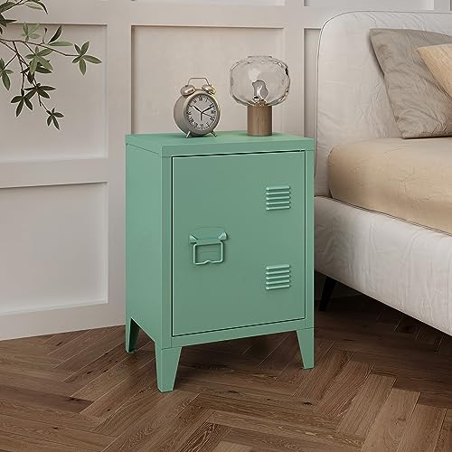 Con le sue dimensioni compatte, questo mobiletto è ideale per spazi ridotti. Le dimensioni contenute lo rendono perfetto per essere posizionato accanto al letto, al divano o in un ingresso senza occupare troppo spazio, mantenendo comunque un'ampia capacità di stoccaggio.