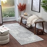 Tapis oriental Shabby Chic, avec son imposant médaillon dans la plus pure tradition orientale, rendra votre séjour vraiment unique avec ses couleurs vibrantes et son effet patiné, Notre Collection Vintage s'intègre sans effort dans tous les styles d’intérieur et s'harmonise à des ambiances classiques aussi bien que contemporains avec ses tons Gris Argenté, Gris et Ivoire
