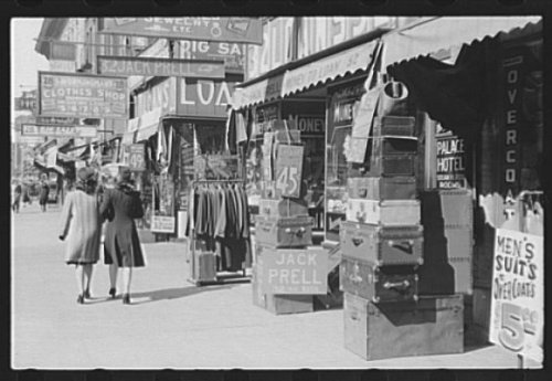 Photo: Pawnshops and Secondhand Stores in Gateway District, Minneapolis, Minnesota