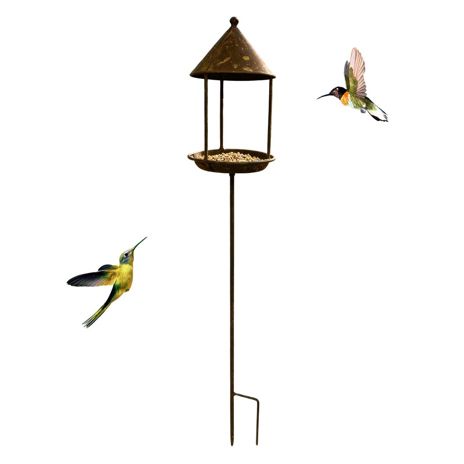 Mangiatoia Per Uccelli Su Casa Vintage Per Distribuzione E Riposo