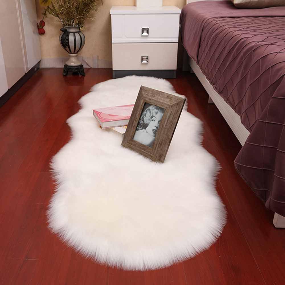 Tappeto in finta pelliccia di peluche, 50 x 80 cm, morbido velluto di agnello, antiscivolo, per soggiorno e camera da letto, soffice tappetino per divano in pelle di daino grigio, massimo comfort e