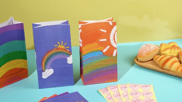 Sacs Cadeaux Kraft Arc-en-Ciel - 24 Pochettes Avec Autocollants | Idéal Anniversaire, Mariage, Noël