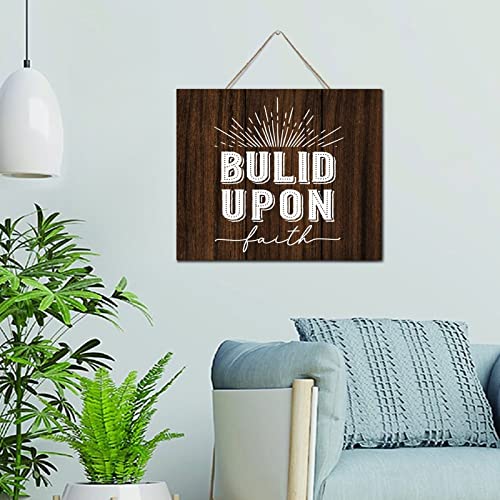 Panneau en bois rustique pour rompre la monotonie des murs vides et espaces froids